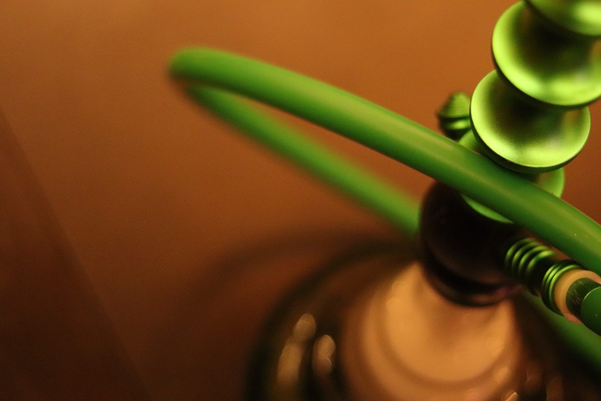 Wooden or glass water pipe: What's the difference?